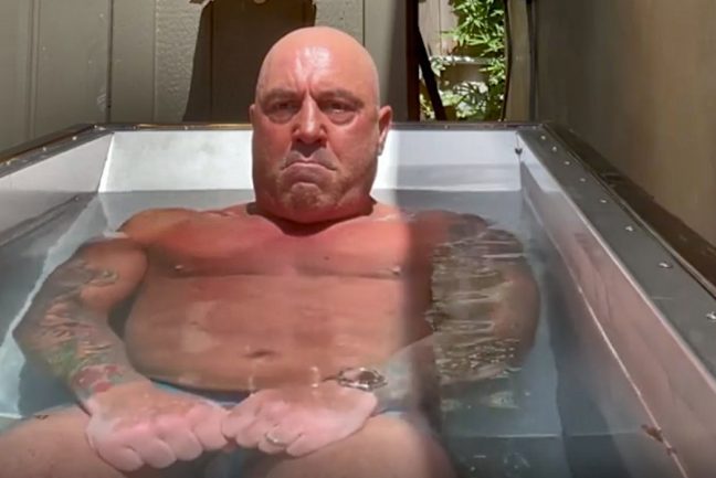 Joe Rogan Challenges Himself with a 20 Minutes Ice Bath